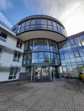 Moderner Besprechungsraum mit bodentiefer Fensterfront in zentraler Lage, 38446 Wolfsburg, Bürofläche